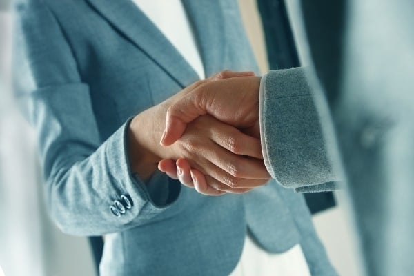 De Intercambiar Emails a Conocerse- La guía de protocolo empresarial en el mundo De Intercambiar Emails a Conocerse- La guía de protocolo empresarial en el mundo